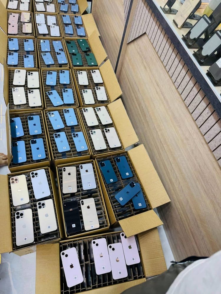 iPhone Premium Mix Wholesale Pallet — 30 Units, Grade A+, Unlocked — 30 items, Grade A+
