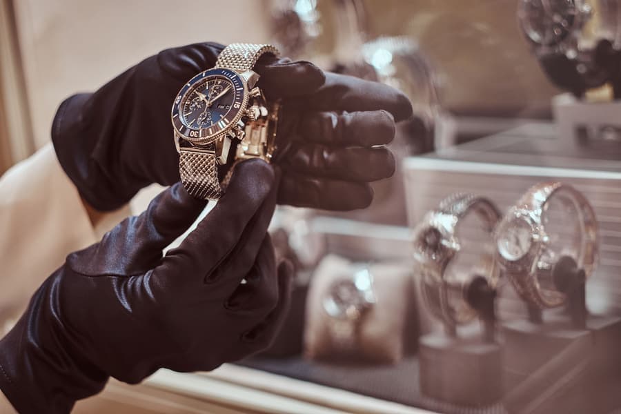 Watches: wrist-ready resale at liquidation prices
